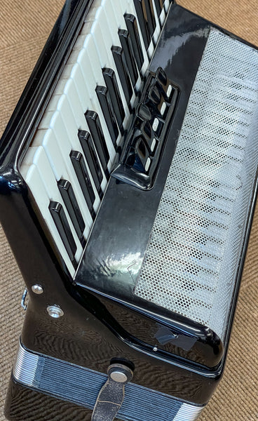 Bell 80 bass 3 voice piano accordion