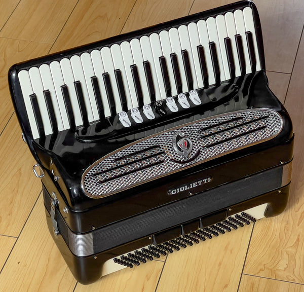 Giulietti Classic 47 4 voice musette 120 bass piano accordion