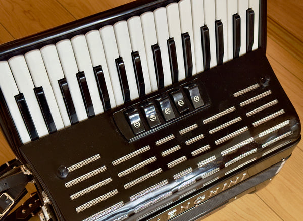 Menghini 34 key 72 bass piano accordion second hand
