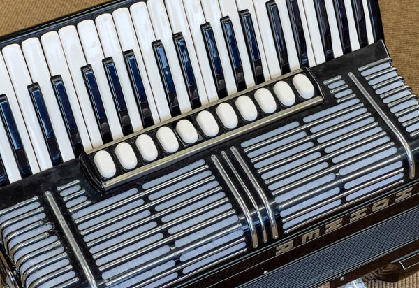Hohner Morino VS vintage piano accordion